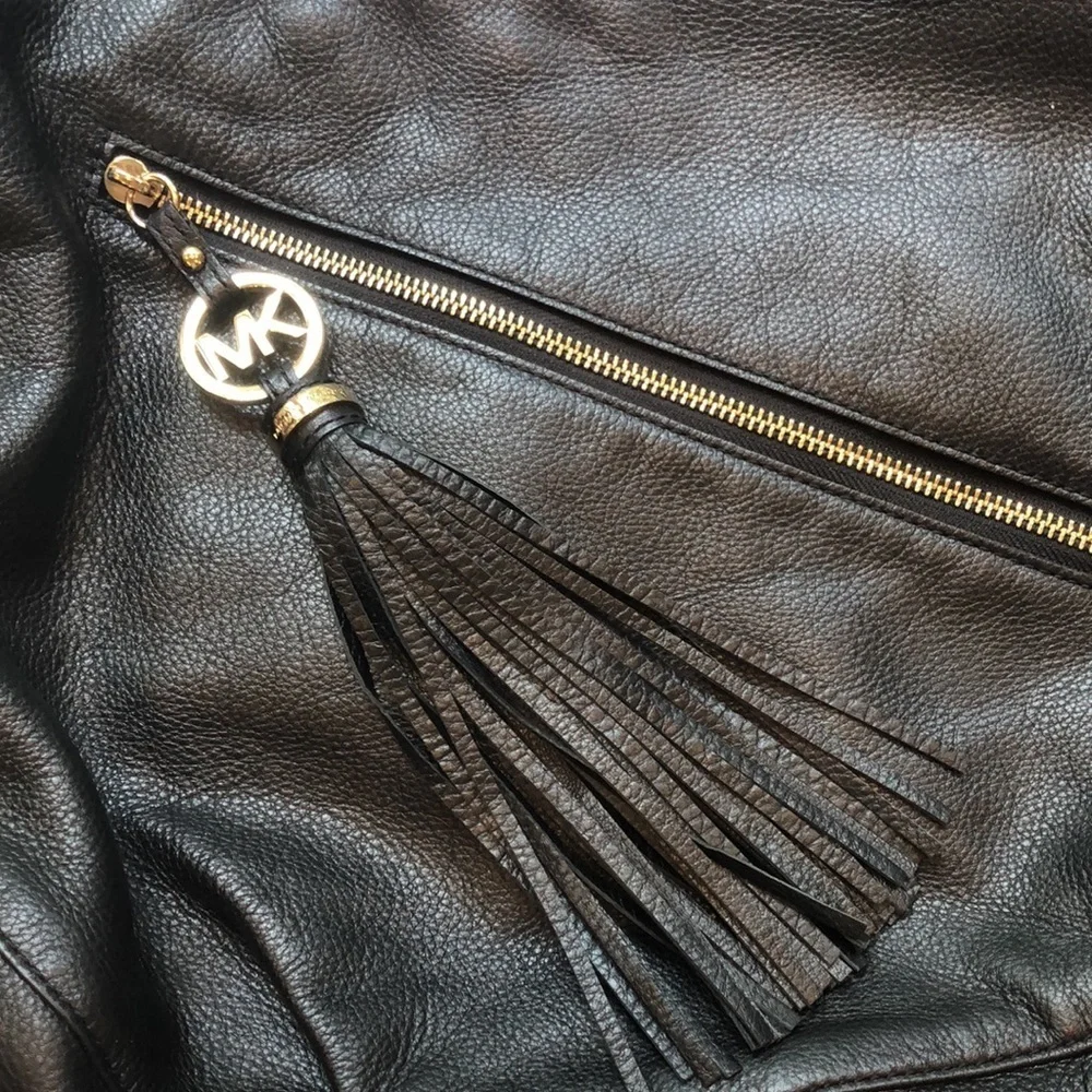 MICHAEL MICHAEL KORS BLACK PEBBLE LEATHER CHARM TASSEL HOBO SHOULDER BAG EUC